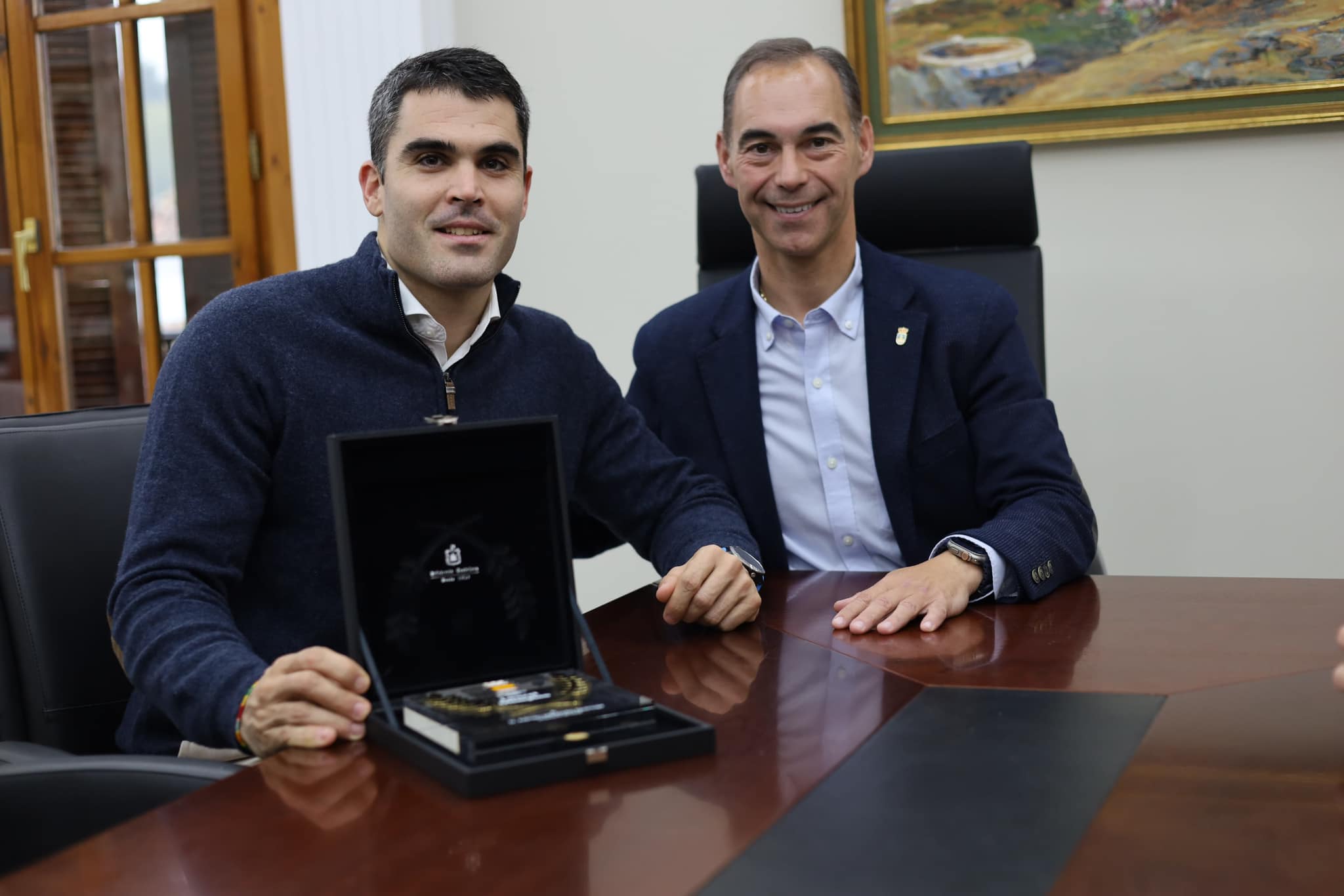 El alcalde recibe al campeón del mundo de remo Adrián Miramón