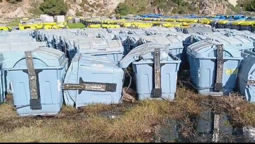 Dos mil contenedores de basura en el monte  de Benalmádena: “Es voluntad de este equipo de gobierno retirarlos cuanto antes”