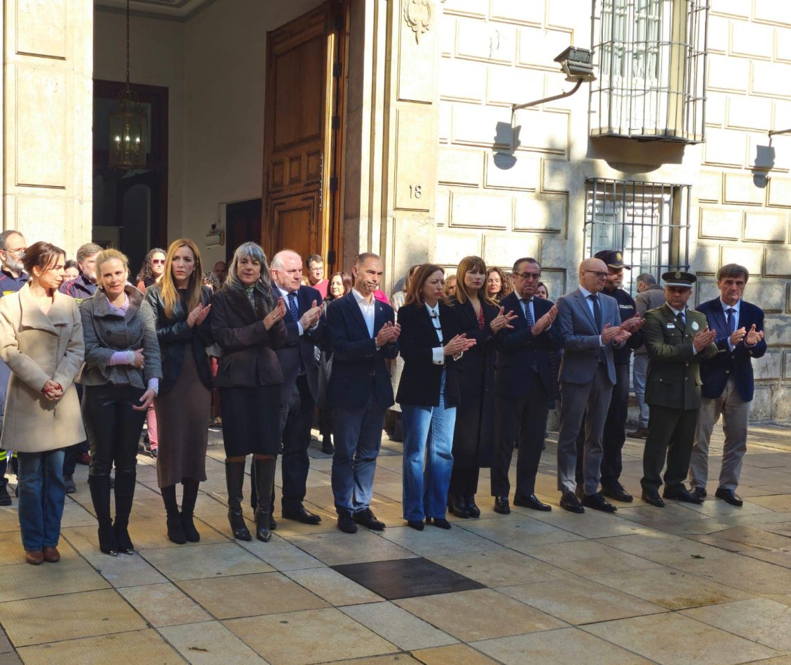 El alcalde participa en la concentración en la Delegación del Gobierno Andaluz por el asesinato de Lina