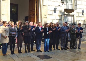 El alcalde participa en la concentración en la Delegación del Gobierno Andaluz por el asesinato de Lina