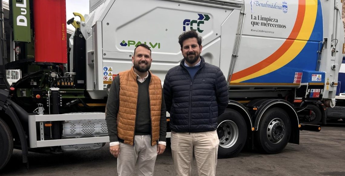 Benalmádena incorpora otro camión de carga bilateral a la flota de recogida de basuras