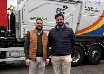 Benalmádena incorpora otro camión de carga bilateral a la flota de recogida de basuras