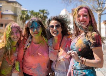 Benalmádena se suma a la celebración del Holi, la fiesta hindú de los colores