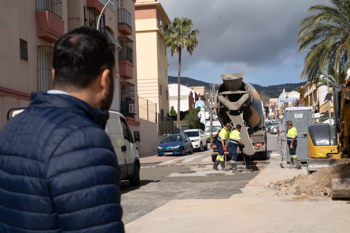 Instalan dos nuevos imbornales en calle Moscatel para aliviar la acumulación de agua por fuertes lluvias