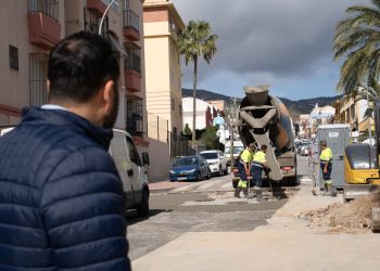 Instalan dos nuevos imbornales en calle Moscatel para aliviar la acumulación de agua por fuertes lluvias