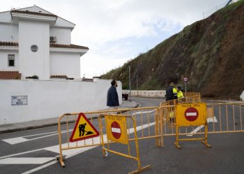 El Ayuntamiento actúa de emergencia por peligro inminente con un talud en la avenida del Océano Índico