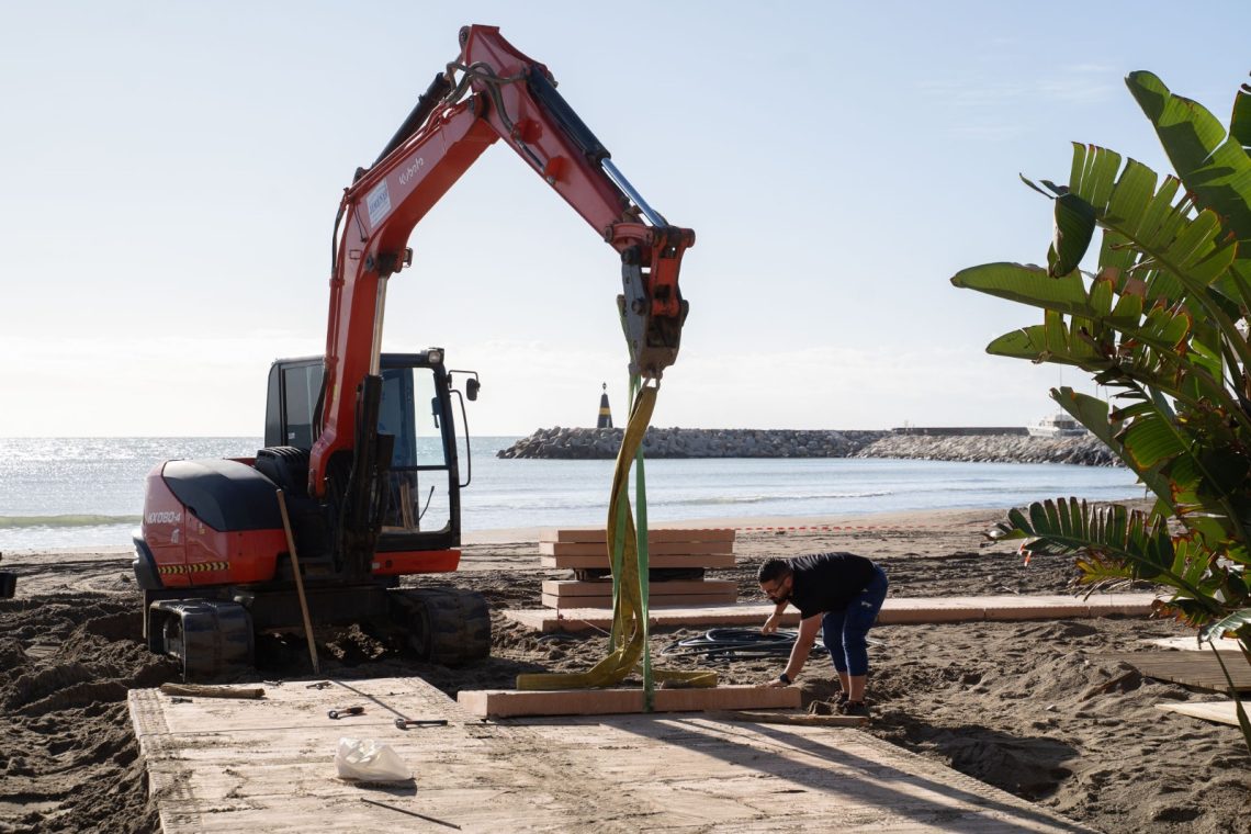 Avanzan a buen ritmo los trabajos de instalación de nuevas pasarelas en las playas de Benalmádena