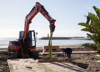 Avanzan a buen ritmo los trabajos de instalación de nuevas pasarelas en las playas de Benalmádena
