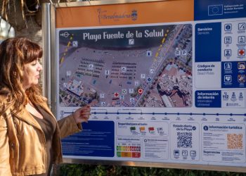 El Ayuntamiento renueva los paneles informativos de las playas de Benalmádena