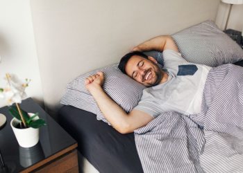 Expertos recomiendan crear un ambiente propicio antes de dormir para favorecer el descanso
