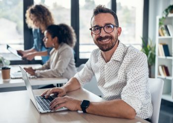 Málaga lidera un estudio que busca generar felicidad laboral