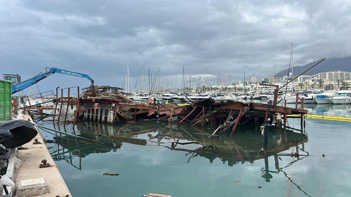 Continúa el desmantelamiento del Willow en el puerto deportivo de Benalmádena