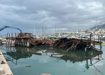 Continúa el desmantelamiento del  Willow en el puerto deportivo de Benalmádena