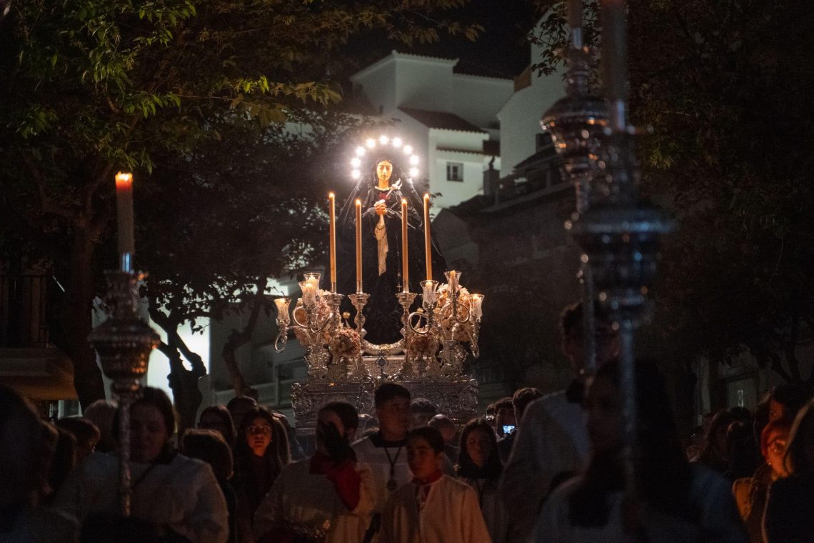 Solemnidad y silencio al paso de María Santísima de los Dolores en su Soledad en Benalmádena