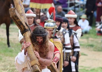 El Paso de Benalmádena celebra sus 75 años con un lleno histórico en Retamar