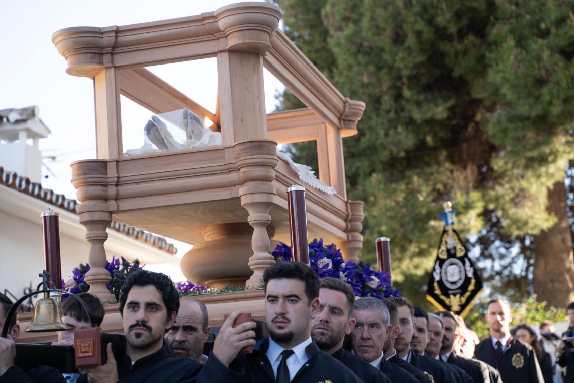 El Yacente y el Cristo de la Redención conmueven en el Viernes Santo de Benalmádena