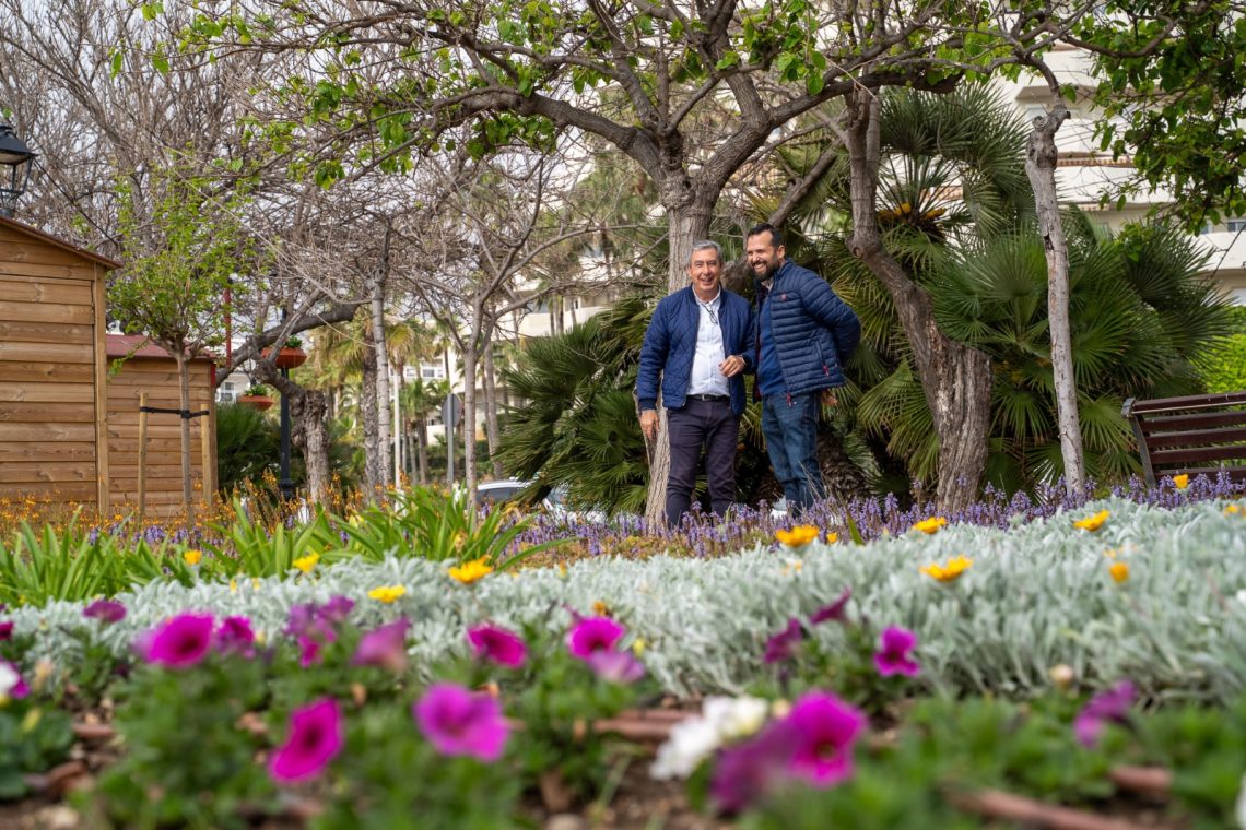 Benalmádena planta 14.000 ejemplares de primavera en zonas emblemáticas de la ciudad de cara a Semana Santa