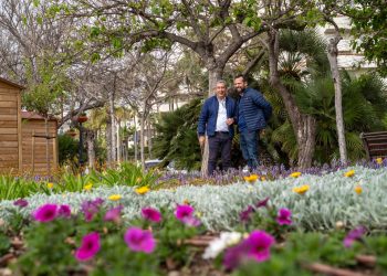 Benalmádena planta 14.000 ejemplares de primavera en zonas emblemáticas de la ciudad de cara a Semana Santa