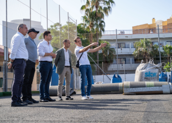 Comienza la renovación total del césped del Estadio Francisco Alarcón Isco en Benalmádena