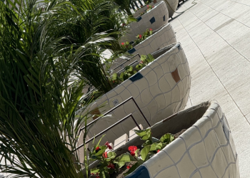 Benalmádena instala nuevas jardineras artísticas en calle Las Flores, Pueblosol y el recinto ferial de Los Nadales