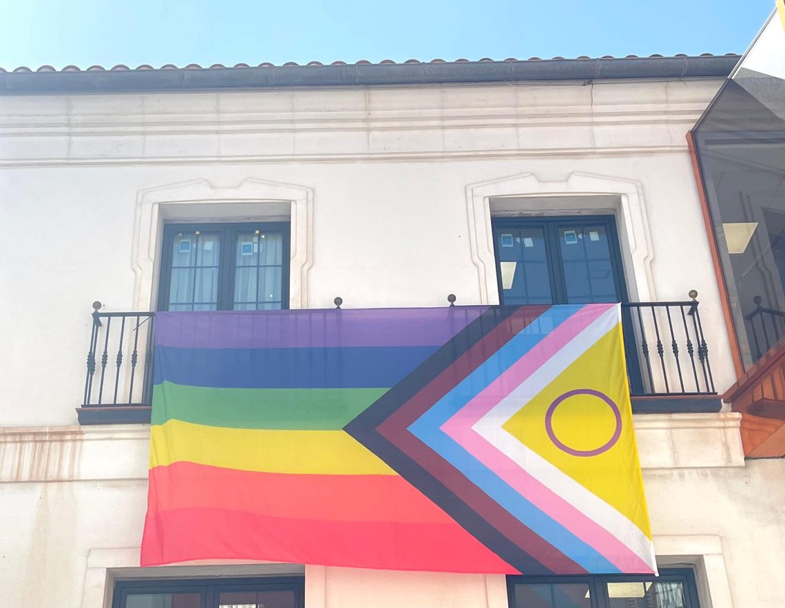Benalmádena celebra el Día del Orgullo LGTBI+ ondeando la bandera artoíris