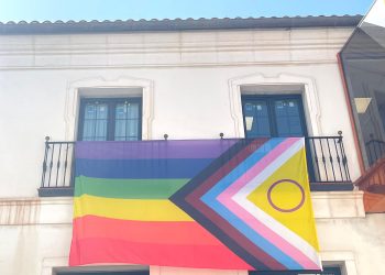 Benalmádena celebra el Día del Orgullo LGTBI+ ondeando la bandera artoíris