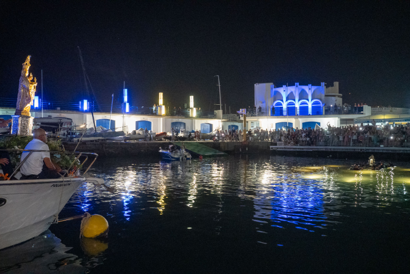 La semana grande en honor a la Virgen del Carmen llena de público los actos tradicionales y la Veladilla en el Puerto de Benalmádena