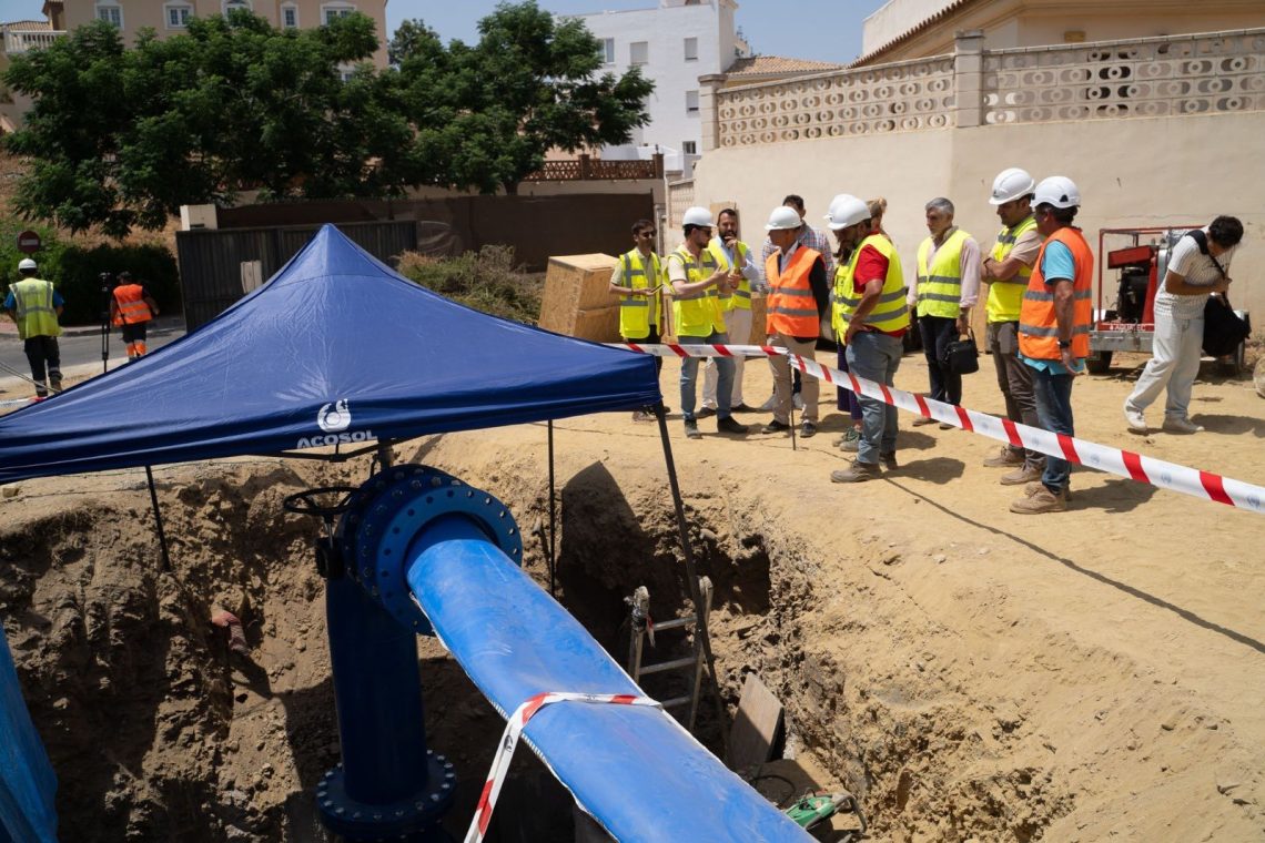 Siguen las obras para sustituir 80 metros de tubería rotas en Benalmádena