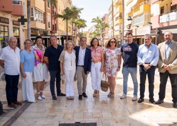 La delegada del gobierno andaluz visita el centro comercial abierto de Benalmádena