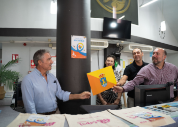 El Palacio de los Deportes de Benalmádena recibe la primera placa de la campaña ‘Benalmádena Accesible’