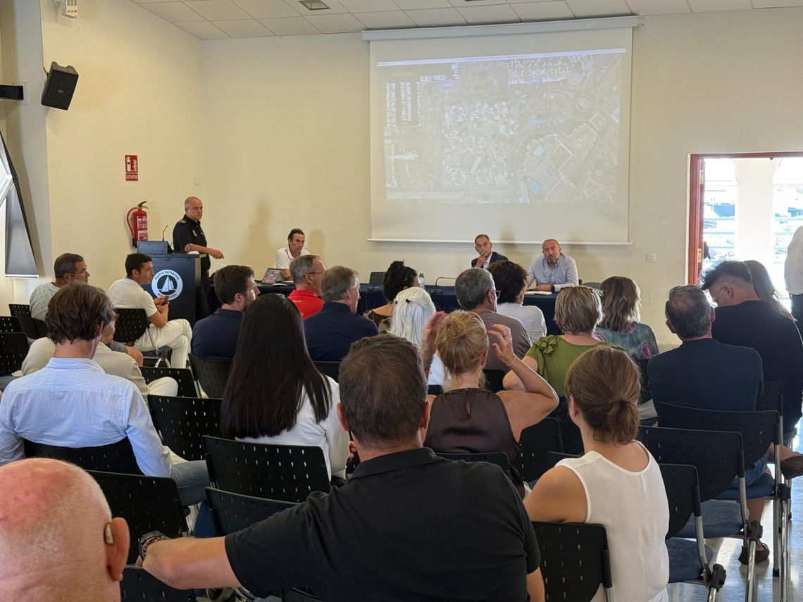 El Ayuntamiento de Benalmádena analiza con comerciantes, vecinos y colectivos la peatonalización del puerto deportivo