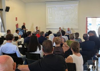 El Ayuntamiento de Benalmádena analiza con comerciantes, vecinos y colectivos la peatonalización del puerto deportivo