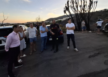 El alcalde de Benalmádena visita la zona del incendio y agradece la labor y la agilidad de respuesta de los efectivos de emergencia