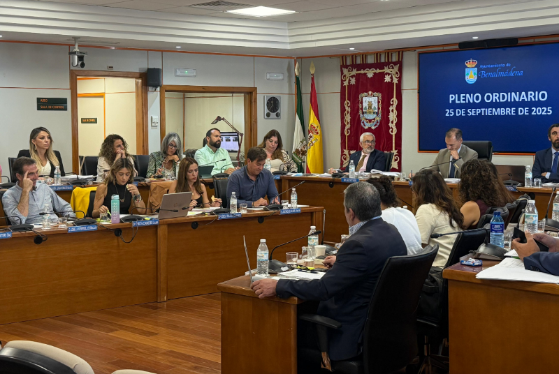 El pleno da luz verde a la adquisición de tablets para el IES Poetas Andaluces y un nuevo vehículo para AFAB