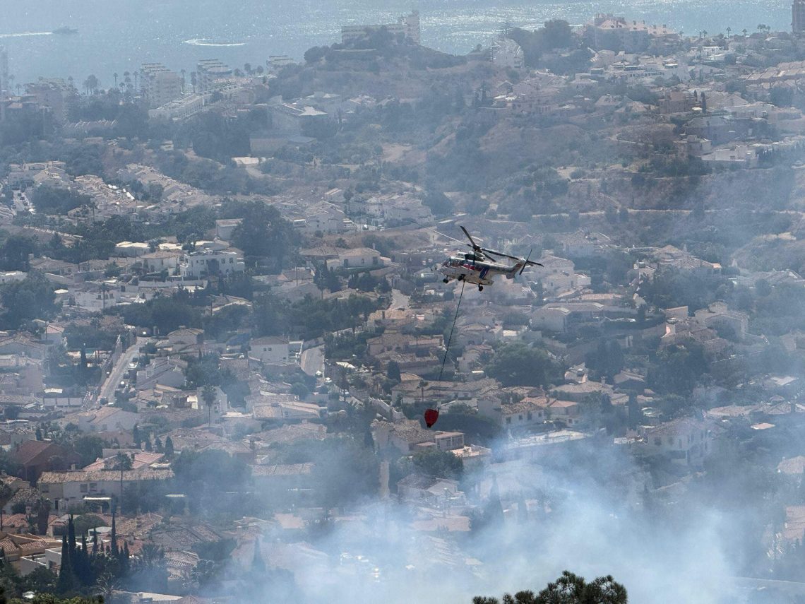 Un incendio afecta a la zona de Santángelo Oeste en Benalmádena
