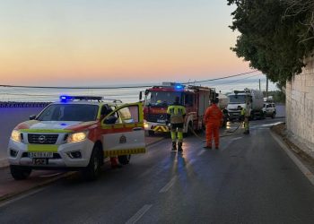 El incendio en Benalmádena rompe una tubería y provoca un vertido de fecales en la playa