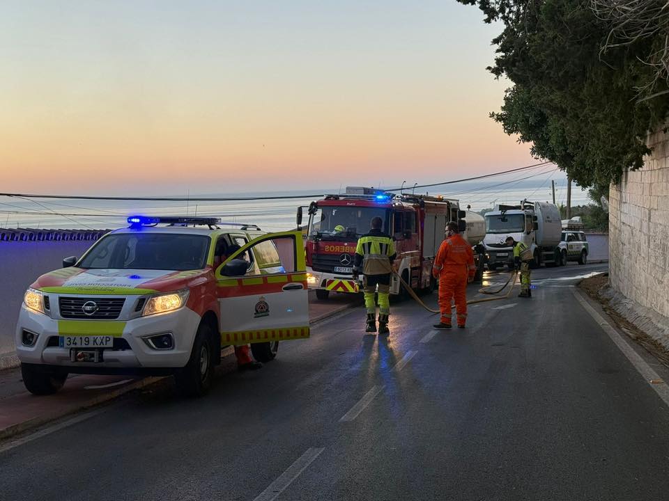 El incendio en Benalmádena rompe una tubería y provoca un vertido de fecales en la playa