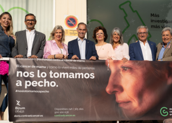 El alcalde de Benalmádena participa en la Jornada de Puertas Abiertas de la AECC por el Día Mundial contra el cáncer de mama