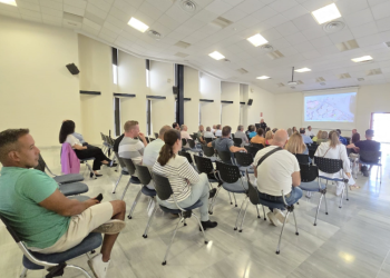 Benalmádena acuerda con empresarios y vecinos del Puerto avanzar hacia la peatonalización definitiva de la zona