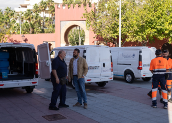 Benalmádena incorpora tres hidrolimpiadoras eléctricas para reducir el ruido durante la limpieza de las calles