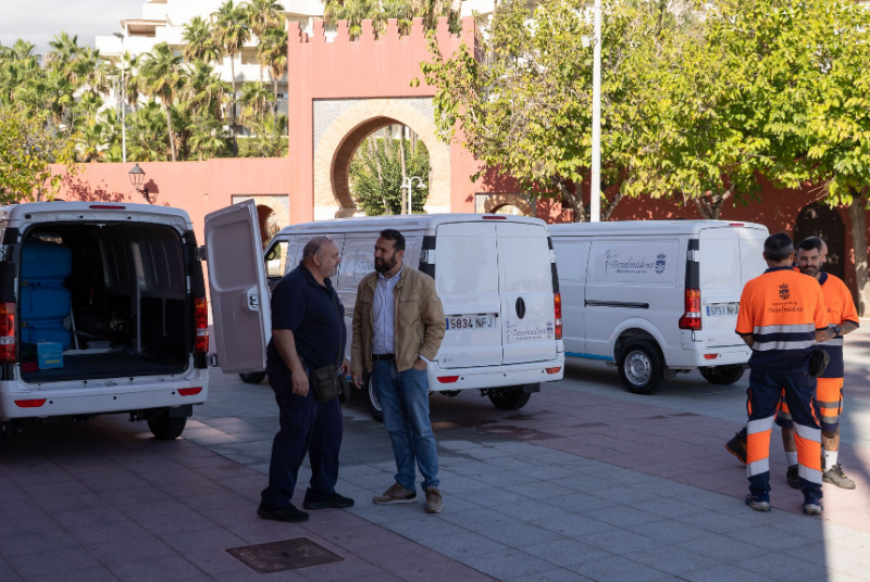 Benalmádena incorpora tres hidrolimpiadoras eléctricas para reducir el ruido durante la limpieza de las calles