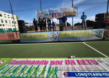 ‘Caminando por un reto’ llena las calles de Arroyo de la Miel con un recorrido simbólico hasta una ciudad noruega
