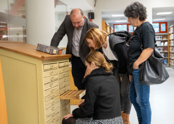 Benalmádena recibe un histórico chivalet donado por la familia Campos con motivo de la modernización de la Biblioteca de Arroyo de la Miel