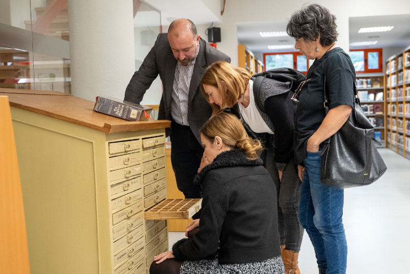 Benalmádena recibe un histórico chivalet donado por la familia Campos con motivo de la modernización de la Biblioteca de Arroyo de la Miel