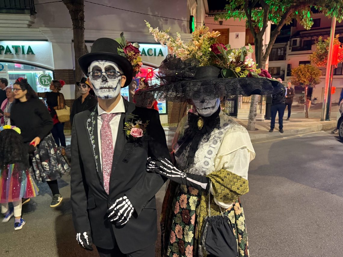 Benalmádena celebró con gran éxito el Desfile de Catrinas y Calaveras 2025