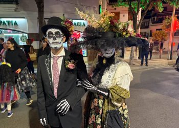 Benalmádena celebró con gran éxito el Desfile de Catrinas y Calaveras 2025