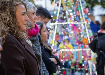 Benalmádena conmemora el Día Internacional y Europeo de las Personas con Discapacidad con la inauguración del ‘Árbol de los Sentidos’ en el Paseo del Generalife