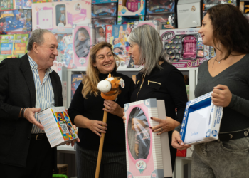 Emabesa entrega más de 180 juguetes a Bienestar Social para garantizar una Navidad llena de ilusión 