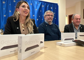 Emabesa promueve la inclusión digital de las personas mayores con la entrega de tablets al Centro Silvestre González