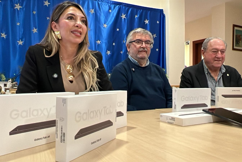 Emabesa promueve la inclusión digital de las personas mayores con la entrega de tablets al Centro Silvestre González